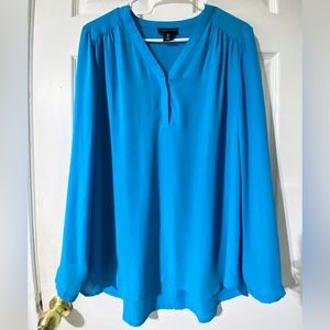 Adrienne Vittadini Women’s Light Blue 3 front Button Blouse Size L. NWOT🌸